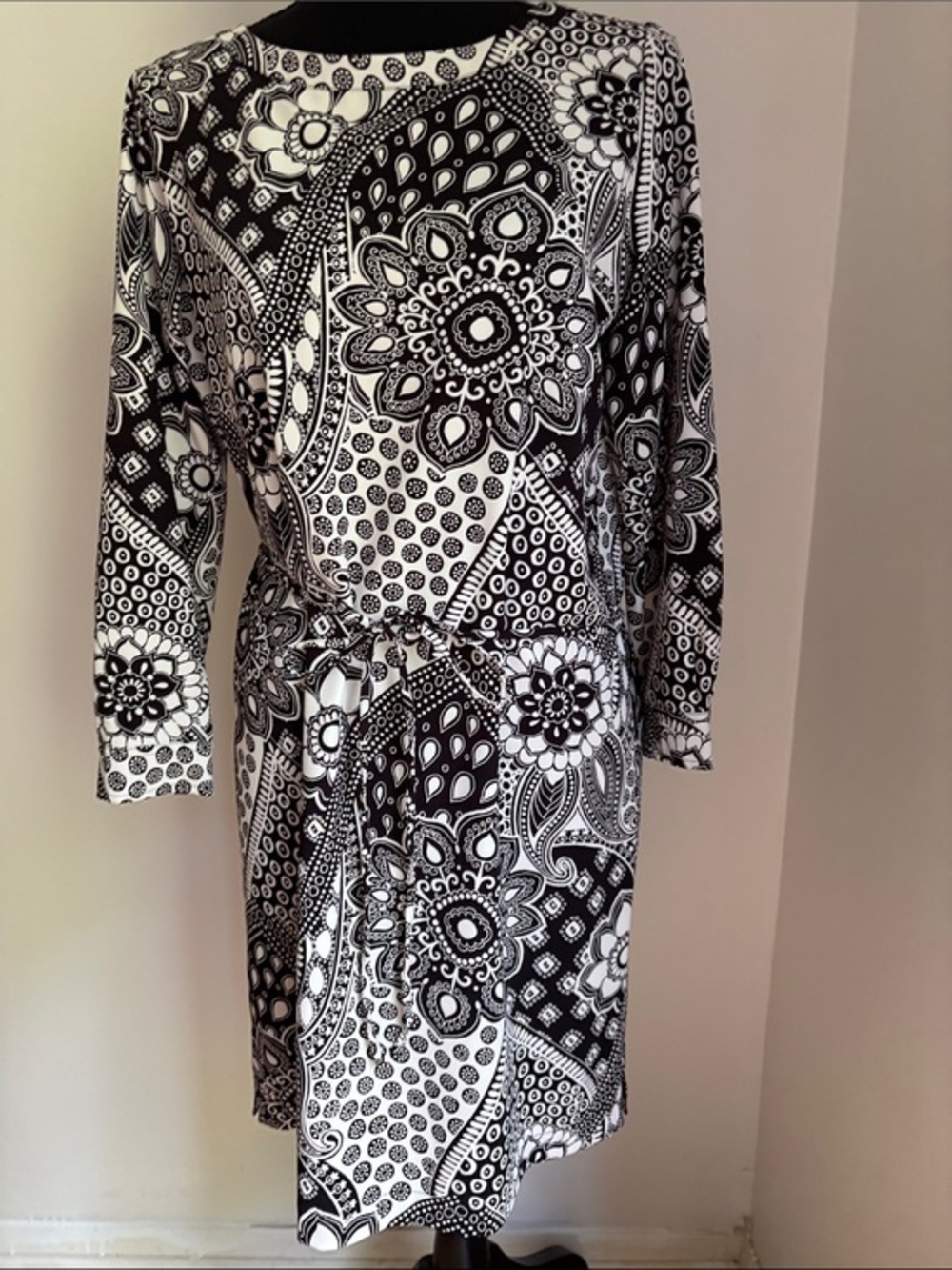 Perfect Ann Taylor Loft dress! Black white long sleeve henna mosaic design PS